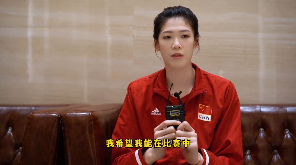 被这么一喊，吓傻了的众人纷纷回过神来，刹那间，黎漾的耳边全是梳理不过来的嘈杂和混乱，整颗脑子像是成了浆糊，别人在说什么，她一句都听不清楚，只是牢牢的看着奄奄一息的季子琪。